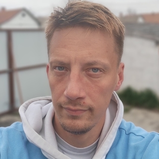 Kékszemüférfiprofilképe